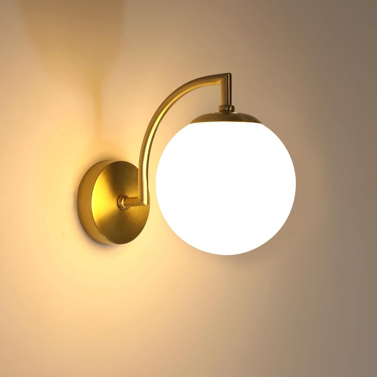 Vintage Wandlamp met Gouden Afwerking en Glazen Bol voor Binnen