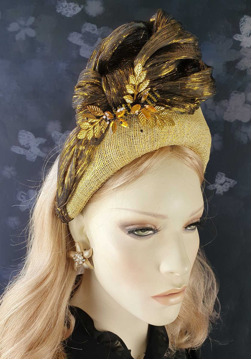 Creaciones Hoofdband Collectie – Hoofdband – Sinamay goudkleurig – Abaca-zijde en bijendecoratie – Universele maat – Handgemaakt en Uniek