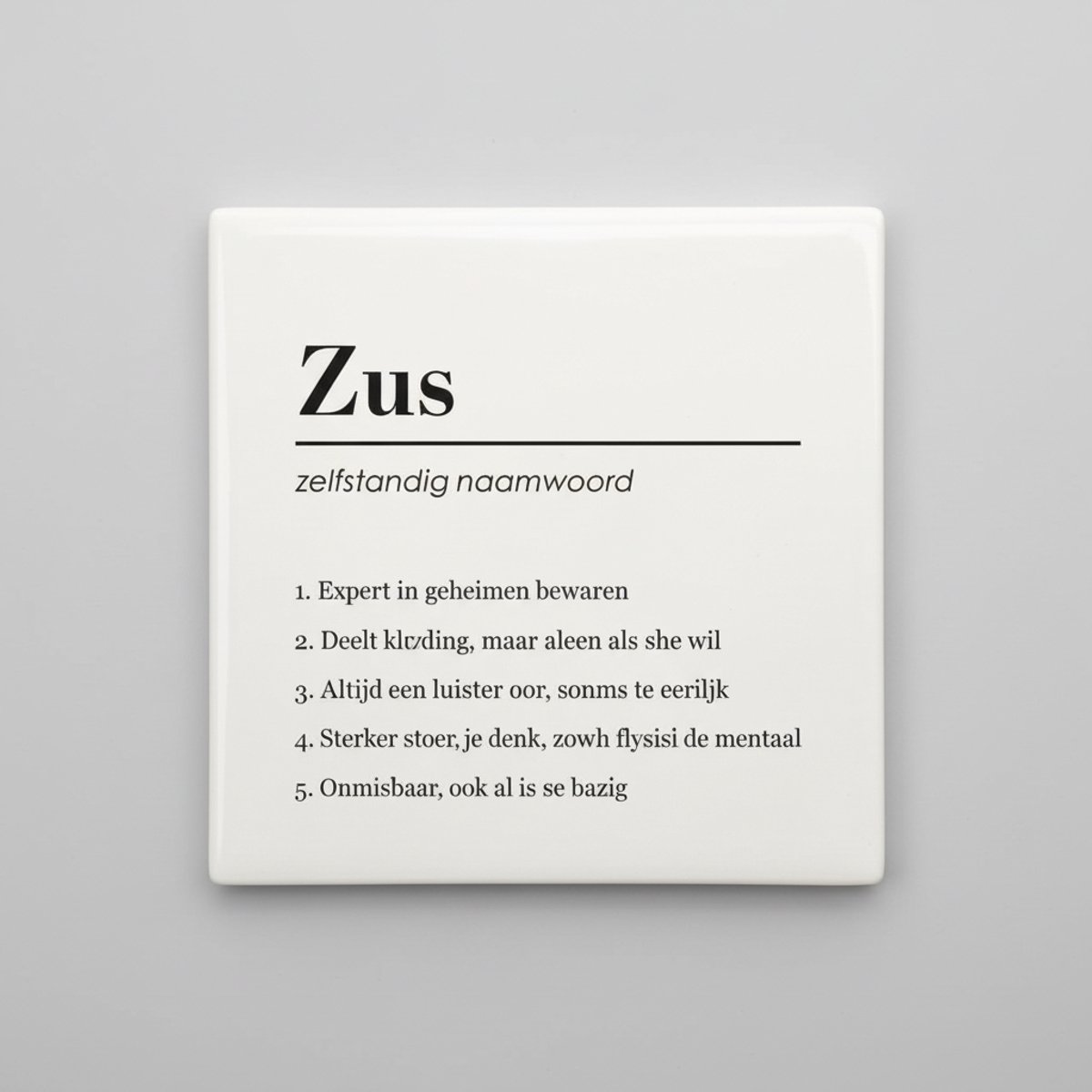 Nevolis Grappige Definitie Keramische Tegel “Zus” – Betekenisvol Cadeau voor Zussen, Minimalistische Woondecoratie Tegel 15 x 15 cm Multi Color