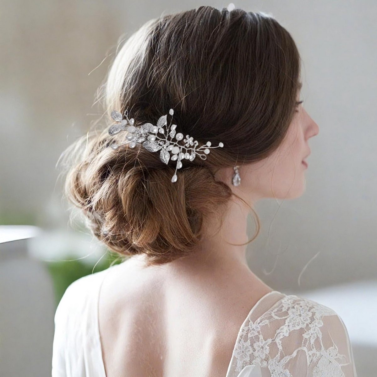 Elegante Zilveren Bruidshaaraccessoire met Kristal en Parel – Bloemblad Hoofdsieraad