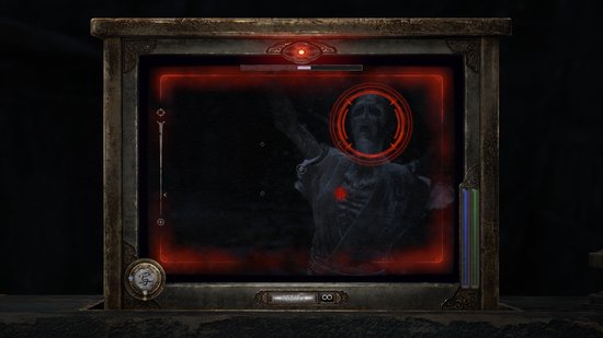 Camera viewfinder met spookachtige gestalte in het vizier, omringd door rode gloed.