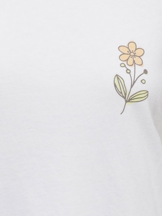 Detail van een kleine geborduurde bloem op een wit t-shirt.