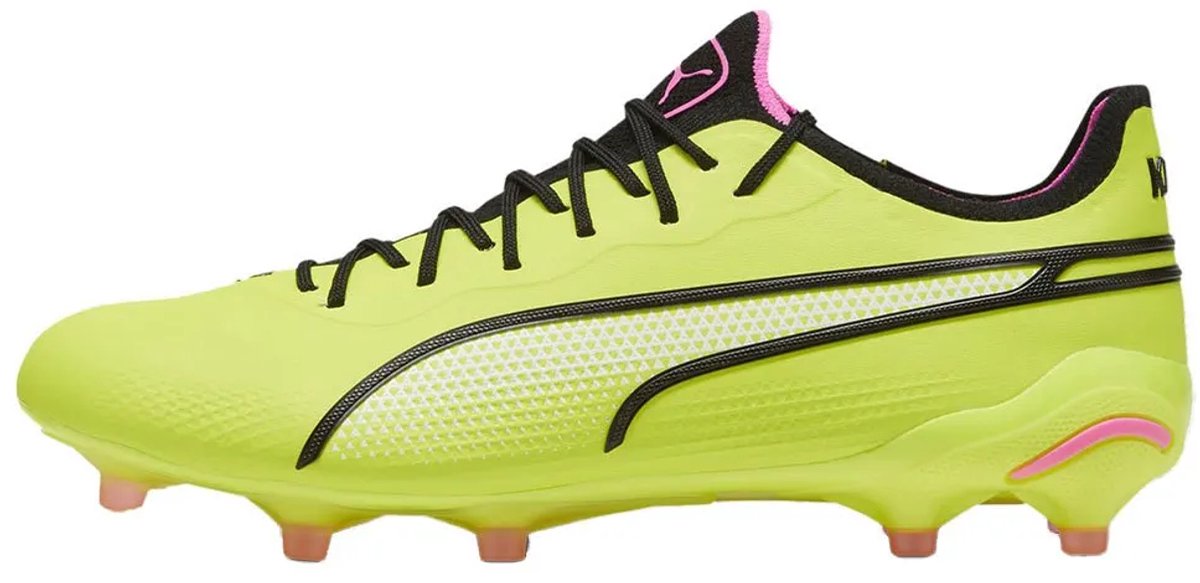 Puma King Ultimate FG/AG voetbalschoenen in felgeel met zwarte en roze accenten, maat EU 42, ontworpen voor optimale balco...