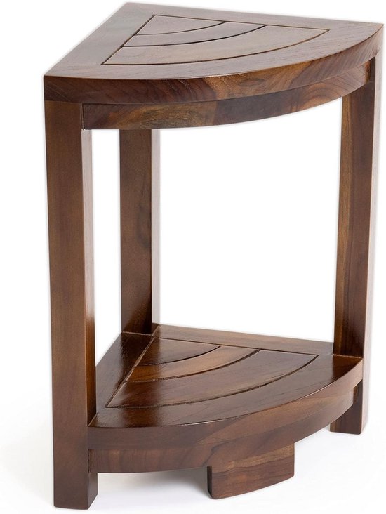 Donkerbruine houten hoekstoel met gebogen zitvlak en decoratieve groeven.