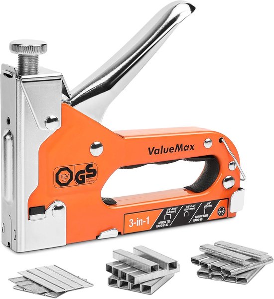 Oranje ValueMax 3-in-1 nietpistool met zilverkleurige hendel, omringd door verschillende soorten nietjes.