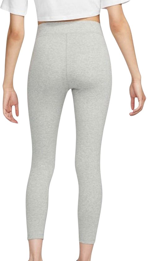 Achterkant van een lichtgrijze Nike legging, tot onder de knie.