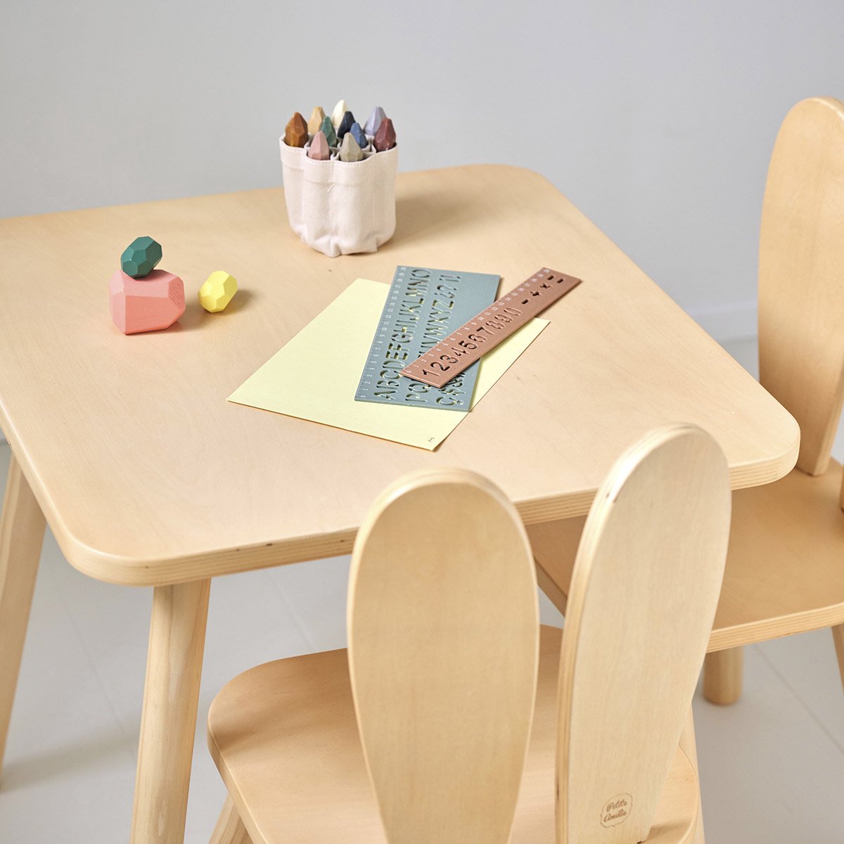 HOMCOM Set van tafel en stoelen voor kinderen, Scandinavisch design, motief beer, grenen, MDF, wit