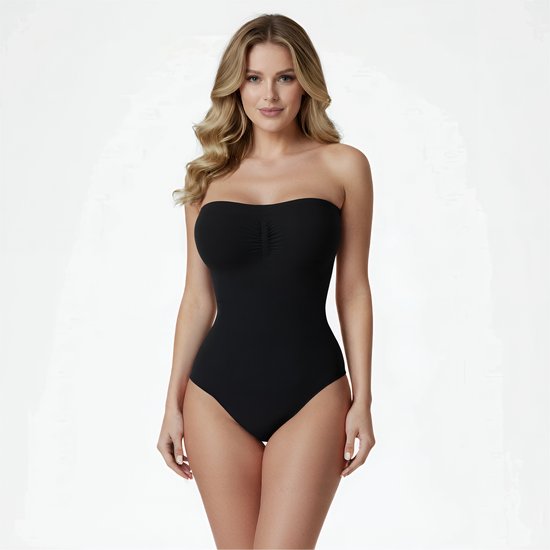 Zwarte strapless body, gedragen door een model van voren gezien, met een zachte glimlach.