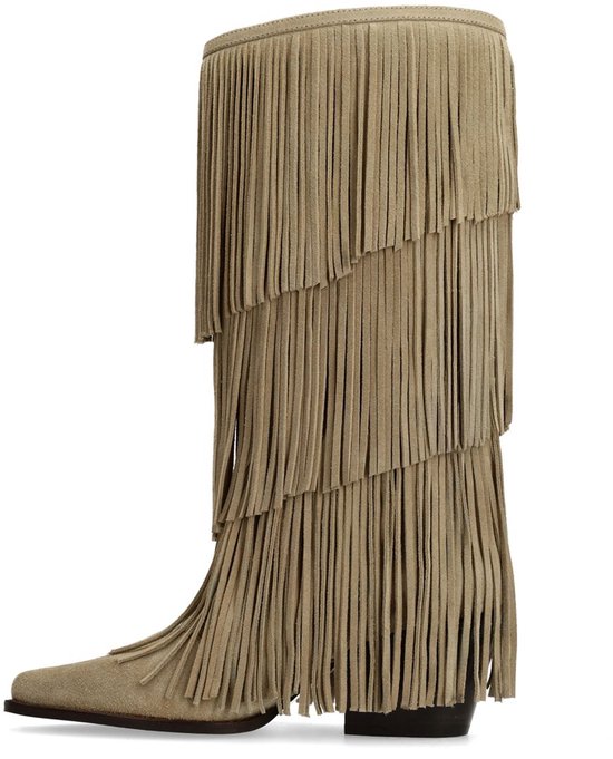 Beige suède laars met drie lagen franjes, rechterkant zichtbaar.