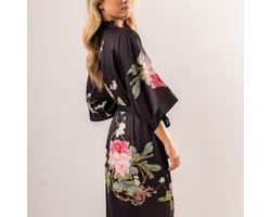 Kimomi - Dames Kimono satijn zwart met roze pioenrozen - one size - geschikt voor maat XS t/m XL - nachtkleding, ochtendjas, cadeau voor haar
