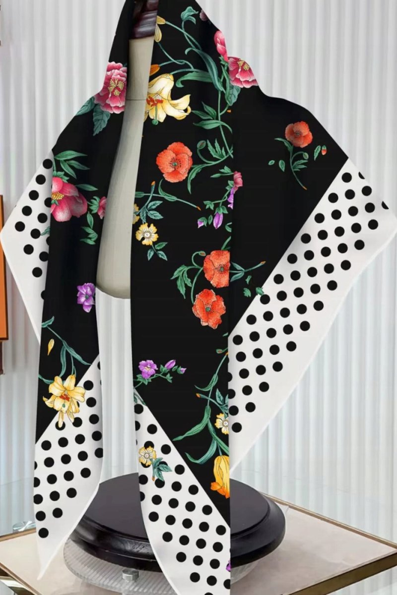Kamea Zwarte Zijdezachte Dames Sjaal 70x70cm met Bloem- en Geometrisch Patroon