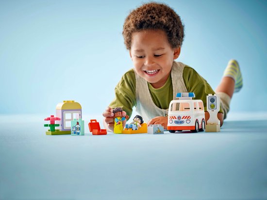 LEGO DUPLO Ambulance avec chauffeur pour faire semblant de jouer - 10447