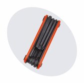 Gevouwen multitool met oranje handvat, met inbussleutels en schroevendraaiers.