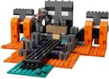 Set LEGO Minecraft Wither Battle avec structure grise en forme de tête, accents orange et figurines squelettes.