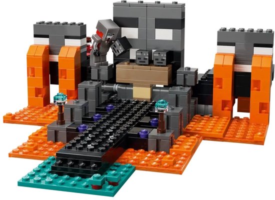 Set LEGO Minecraft Wither Battle avec structure grise en forme de tête, accents orange et figurines squelettes.