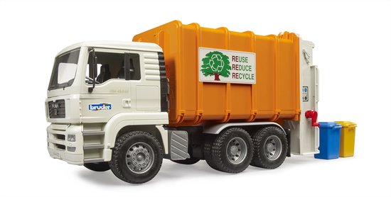 Witte vuilniswagen met oranje container. Tekst op zijkant: 'REUSE REDUCE RECYCLE'. Drie vuilnisbakken (blauw, geel, blauw) achter de wagen.