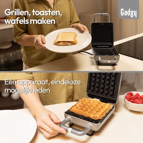 Boven: grijze wafelijzer; tosti wordt op bord gelegd. Beneden: goudbruine wafel in grijze wafelijzer.