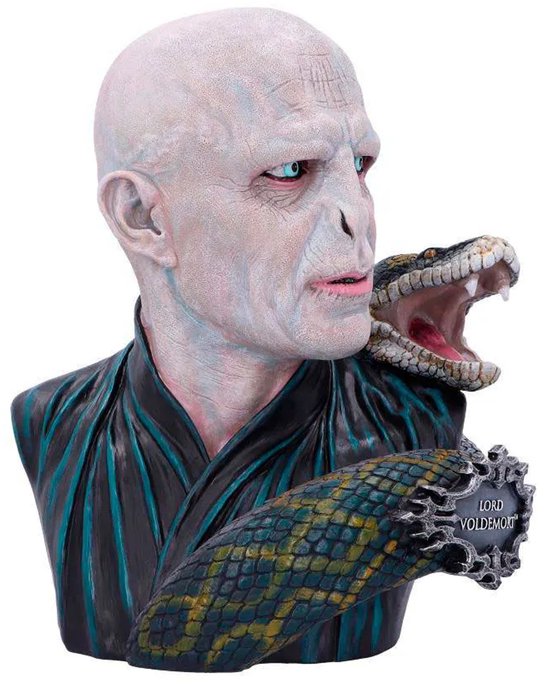 Buste van Lord Voldemort met slang. Voldemort is bleek met blauwe ogen en draagt een donkere outfit. De slang krult om hem heen.