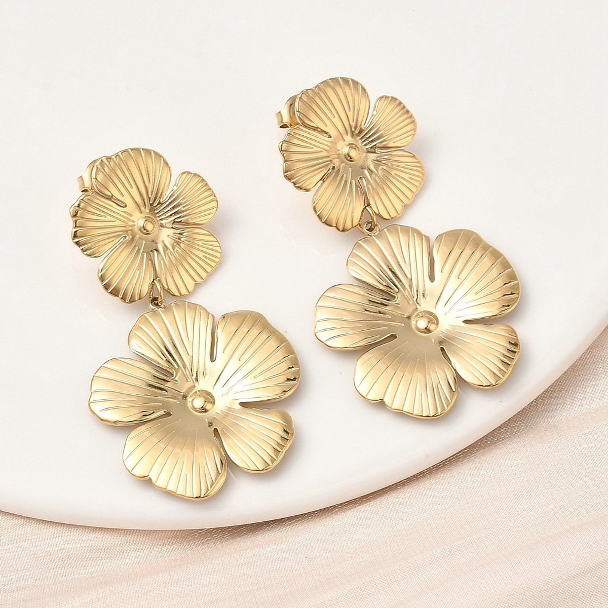 Bloem oorbellen stainless steel, goudkleurig, bohemian, zomer, lente, bloemen, statement oorbellen