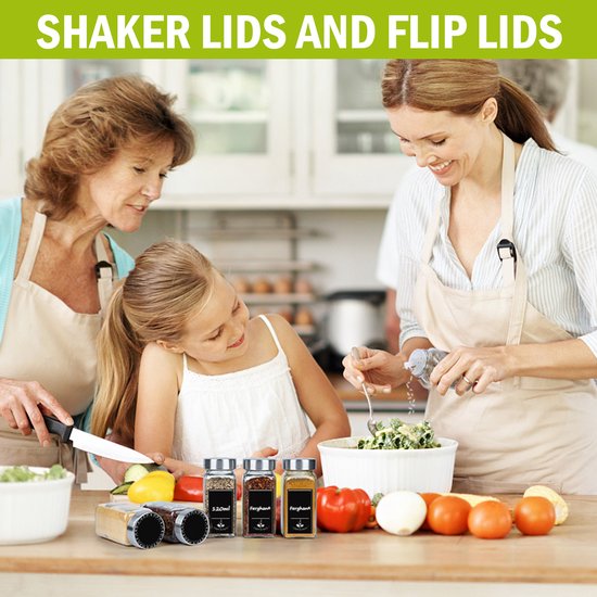 Een familie in de keuken met glazen kruidenpotjes, verse groenten en een salade.