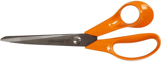 Oranje Fiskars schaar met zilverkleurige bladen en ergonomische handgrepen.