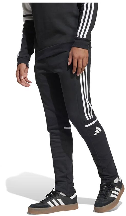 Zwarte joggingbroek met witte Adidas-strepen op de zijkant en een Adidas-logo.
