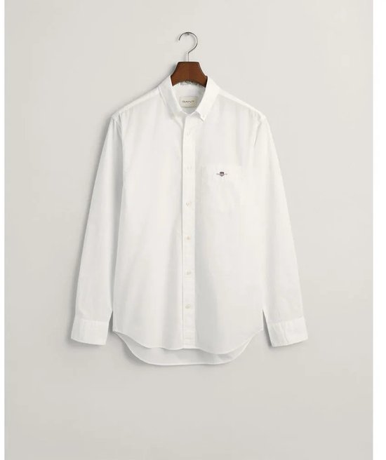 Wit Gant overhemd met geborduurd logo, hangend aan een kledinghanger.