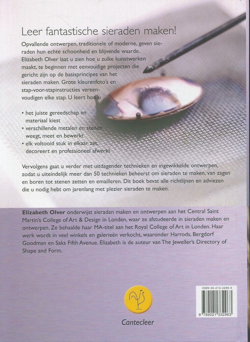 Boek met een close-up van een sieradenproject, gouden rand, en een gereedschap.
