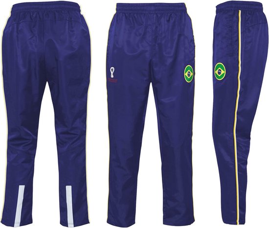 Drie weergaven van paarse trainingsbroek met gele strepen, FIFA World Cup Qatar 2022 logo en Brazilië-embleem.