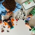 Deux garçons construisent avec des pièces LEGO Minecraft Wither Battle et une tablette d'instructions.