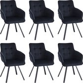 Set van zes zwarte fluwelen eetkamerstoelen met armleuningen en metalen poten.