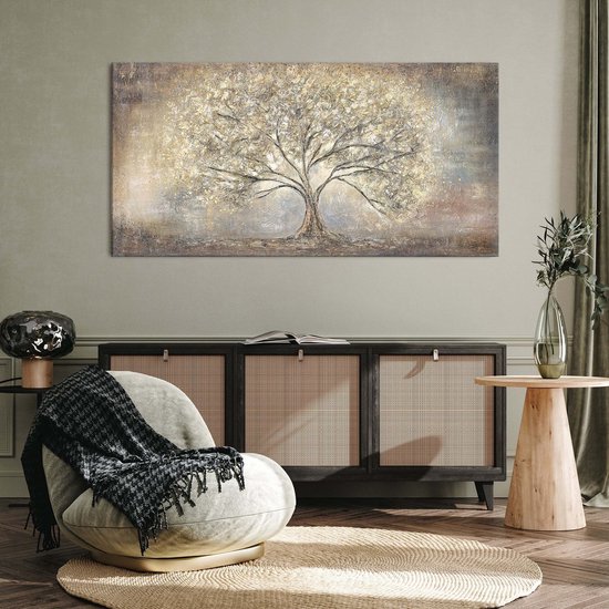 Een groot, handgeschilderd schilderij van een gouden boom hangt boven een dressoir in een woonkamer met fauteuil.