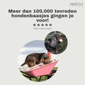 Twee cockerspaniëls in een kruiwagen, gevuld met PETSTYLE LIVING hondensnacks. Een hond met een snack in zijn bek.