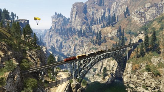 Een trein rijdt over een brug in een bergachtig landschap. Een parachutist daalt neer.