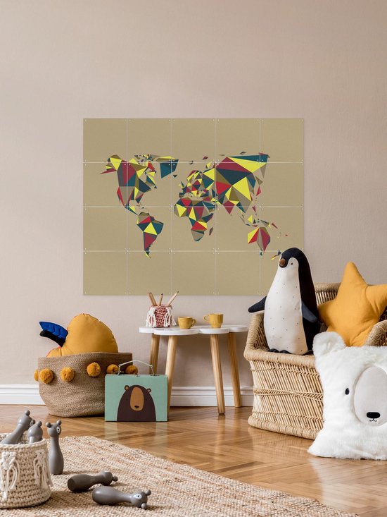Carte du monde abstraite avec des motifs géométriques en rouge, jaune, bleu et marron sur fond taupe.
