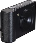 Zwarte digitale camera met lens, flitser en 'denver' logo. Zijkant met USB-poort en gestructureerd handvat.