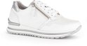Witte Gabor sneaker met zilveren accenten, ritssluiting, veters en perforaties op de neus.