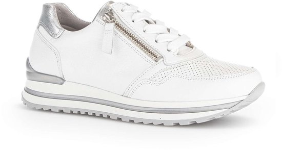 Witte Gabor sneaker met zilveren accenten, ritssluiting, veters en perforaties op de neus.
