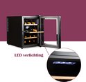 Zwarte wijnkoelkast met open glazen deur, waarin wijnflessen op houten leggers staan. Close-up van LED verlichting.