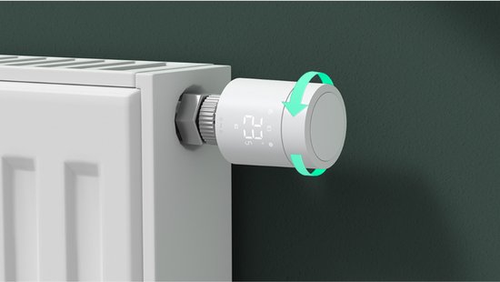 Witte slimme radiatorthermostaat met draairing en digitaal display waarop 23 graden wordt weergegeven, bevestigd aan een witte radiator.