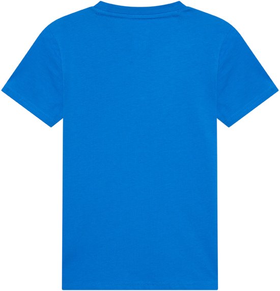 Achterkant van een effen blauw katoenen T-shirt met korte mouwen. Simpel design.