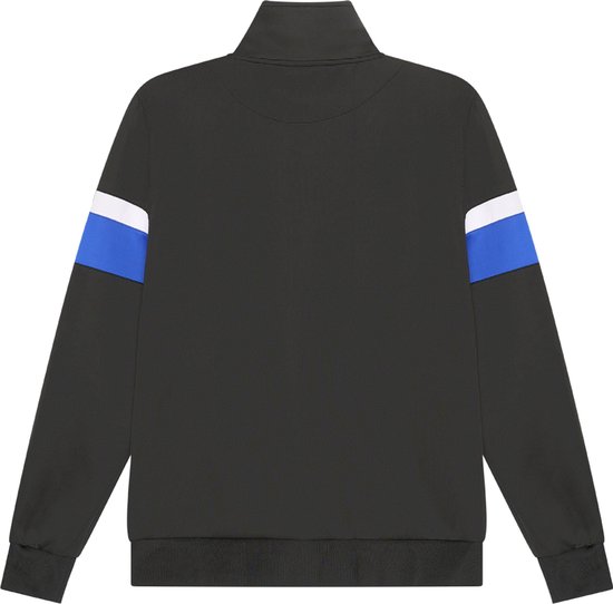 Achterkant zwart trainingsjack met blauwe en witte strepen op de mouwen.
