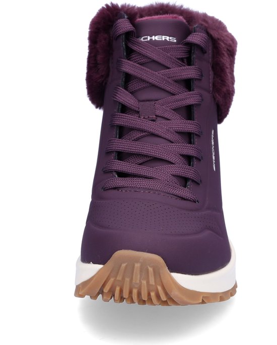 Voorkant van paarse Skechers veterboot met witte zool, bruine zoolrand en bontkraag.