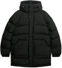 Groene lange gewatteerde parka met capuchon, op wit effen achtergrond.