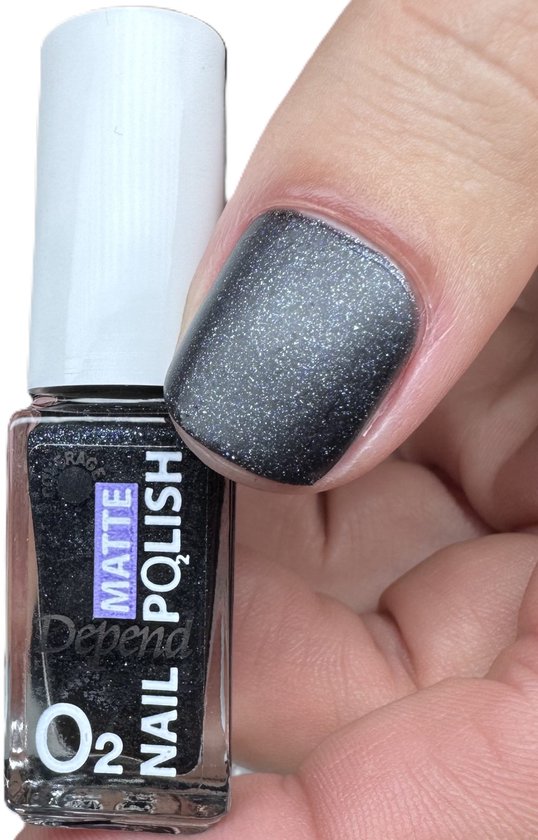Matzwarte nagellak met fijne glitter, in een glazen flesje met witte dop. "O2 MATTE NAIL POLISH".