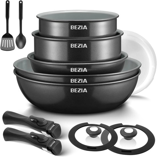 Empilage de casseroles grises avec logo 'BEZIA', avec poignées noires, couvercles et ustensiles.