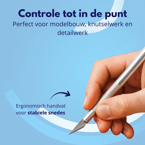 Hand die een detail snijdt met een ergonomisch scalpelmes. Perfect voor precisiewerk.