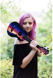 Vrouw met paars haar draagt een ukelele met zonsondergangprint over haar schouder. De ukelele toont blauwe, paarse en oranje kleuren.