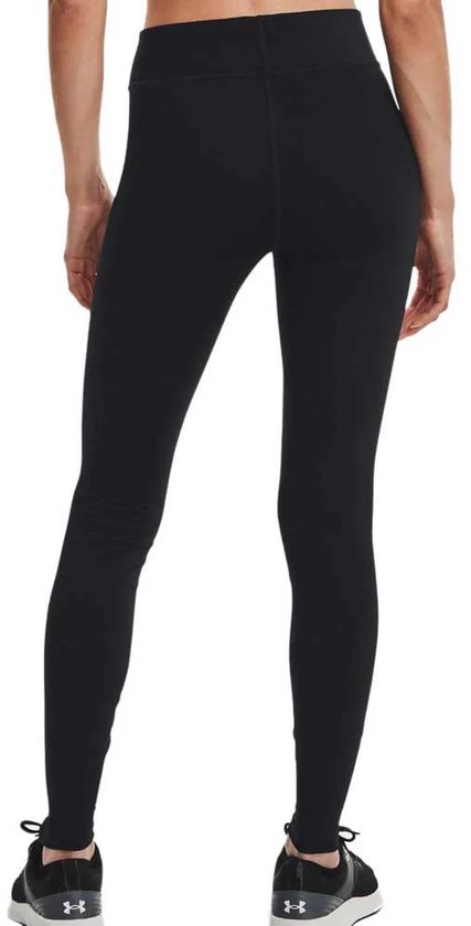Zwarte sportlegging van Under Armour gedragen door model, achterkant zichtbaar. Met sneakers.