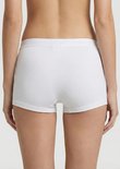 Model in witte katoenen short, achterkant, met merklogo op de tailleband.